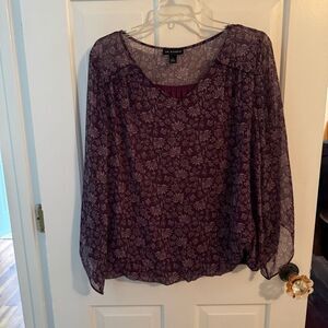 I.N.Studio top. Size L. 100% polyester 
Bell sleeves 
Elastic bottom 25”Length